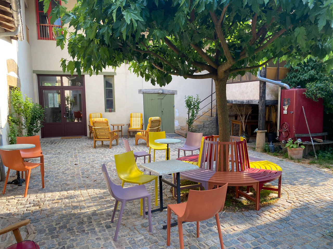 La cour qui nous relie