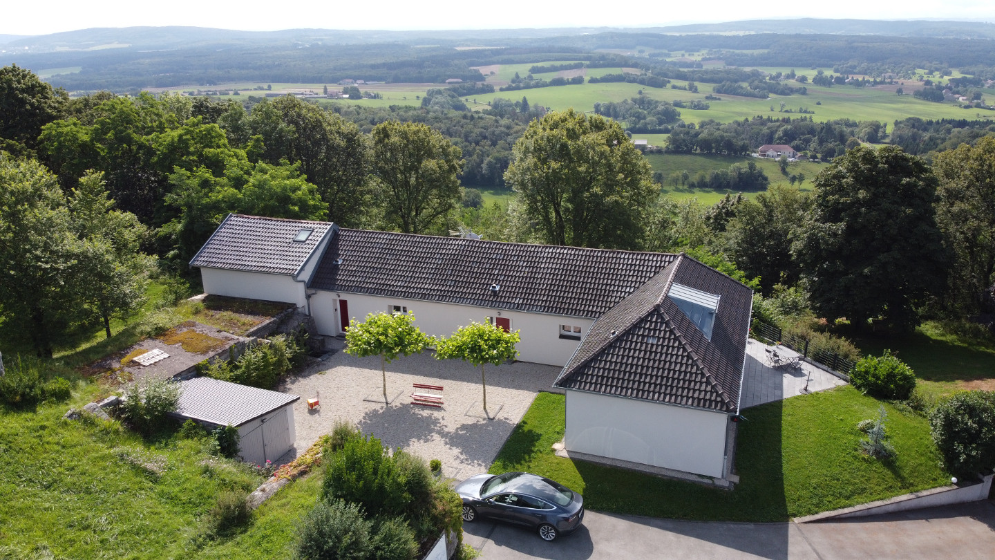 Hôte GreenGo: La Maison du Fort de Fontain : trois maisons  juchées sur un Fort, vue panoramique Montagnes du Jura