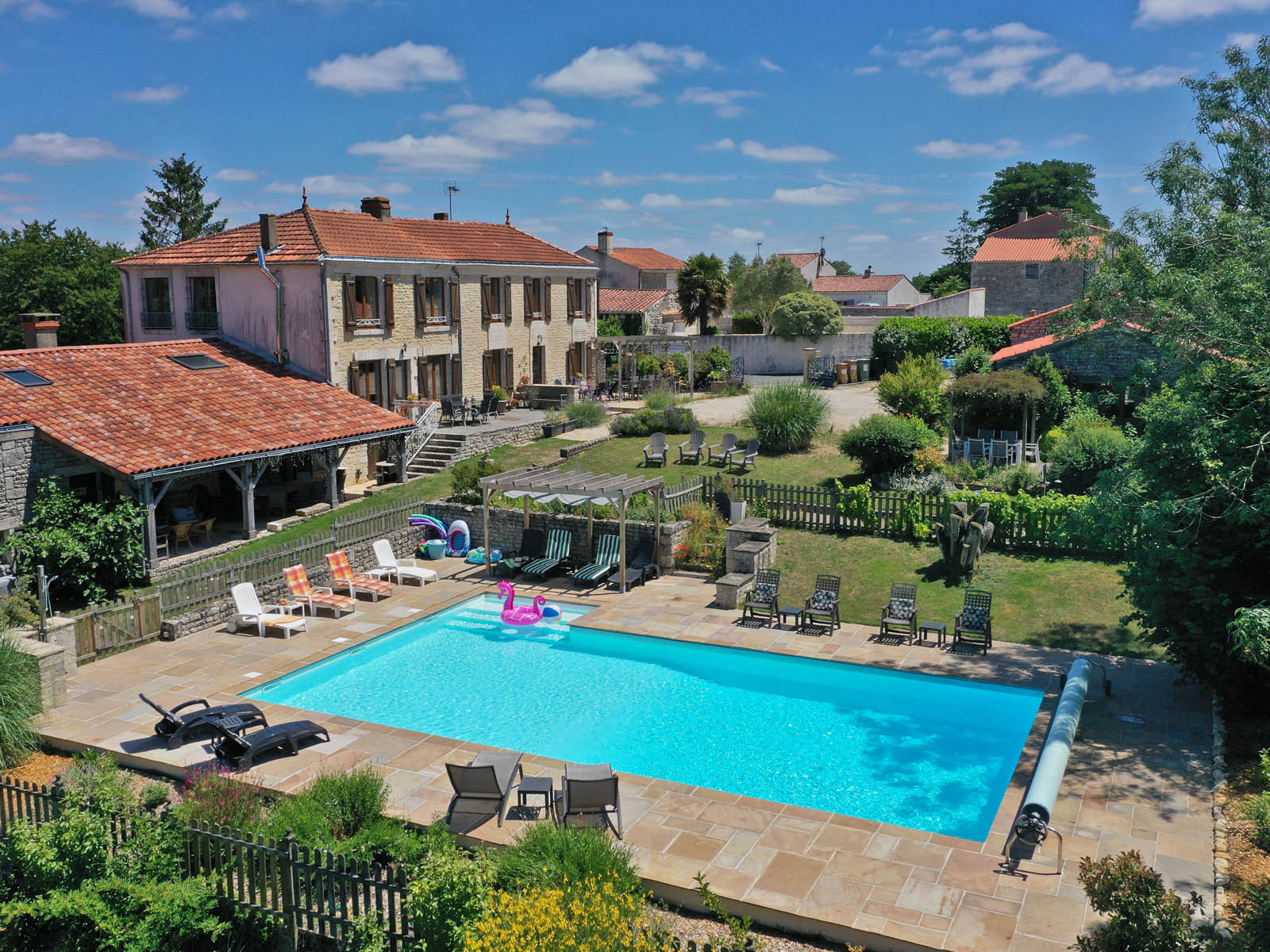 Maison Lairoux Holiday Cottages (le Vieux Café et l'Ecurie)