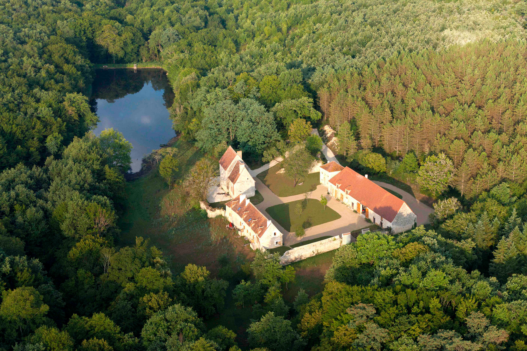 Domaine du Ris de Feu de 160 ha avec Piscine chauffée, Spa, Sauna et forêt en Brenne et Berry