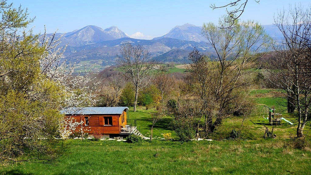 La Roulotte du Panicaut au coeur de la Drôme face aux montagnes de Couspeau et de la forêt de Saoû