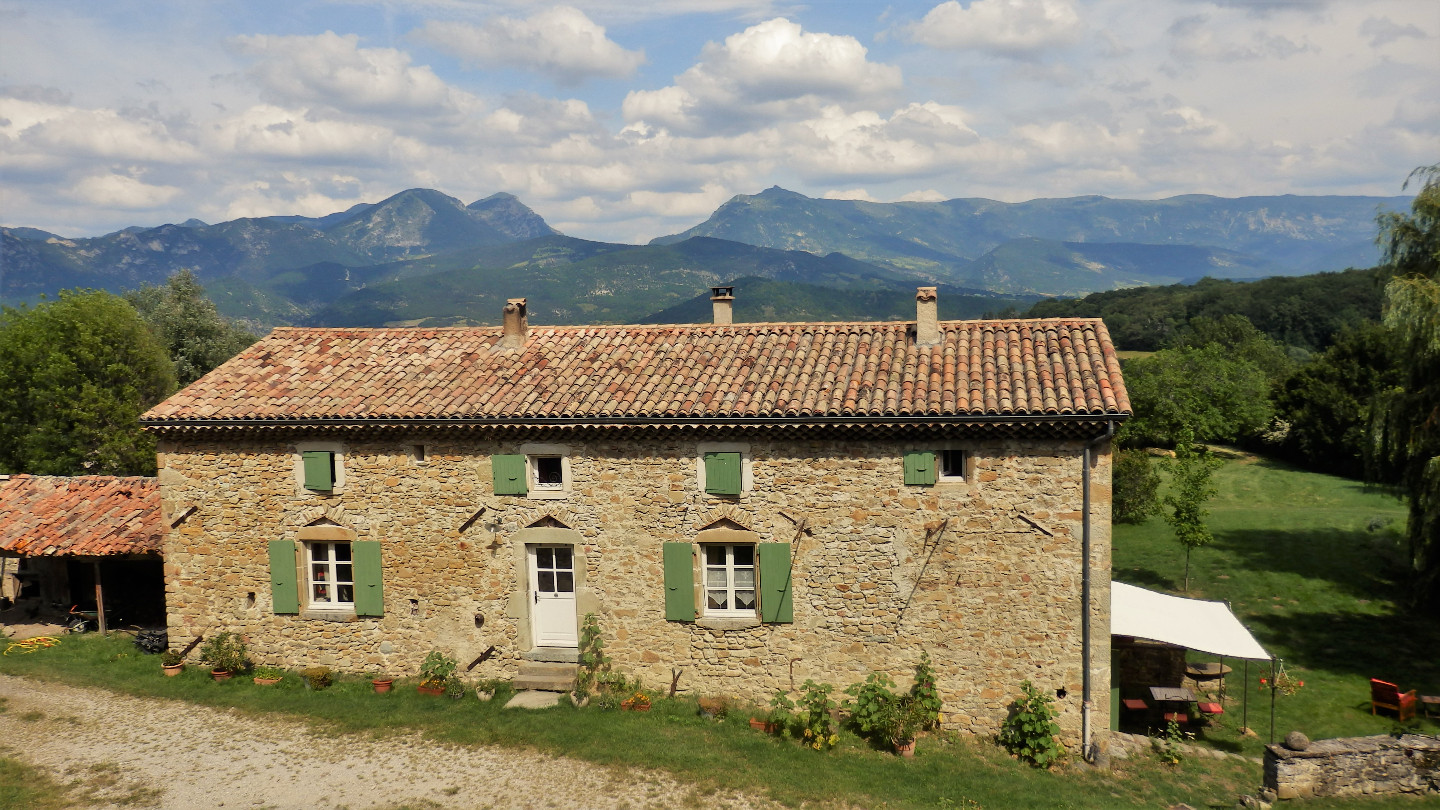Ferme Bio le Panicaut gîte, chambre d'hôtes et roulotte face à la forêt de Saoû au coeur de la Drôme