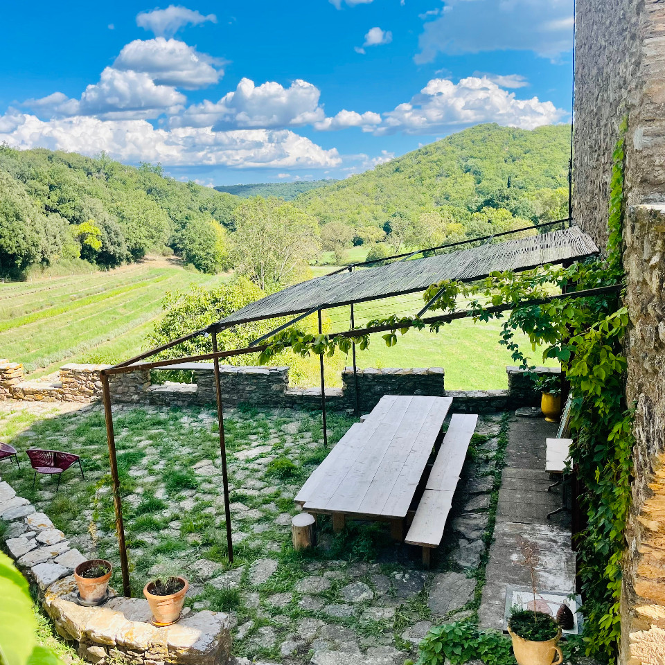Extérieur d’un hébergement entouré de verdure