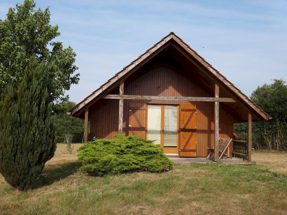 Petit chalet dans la prairie