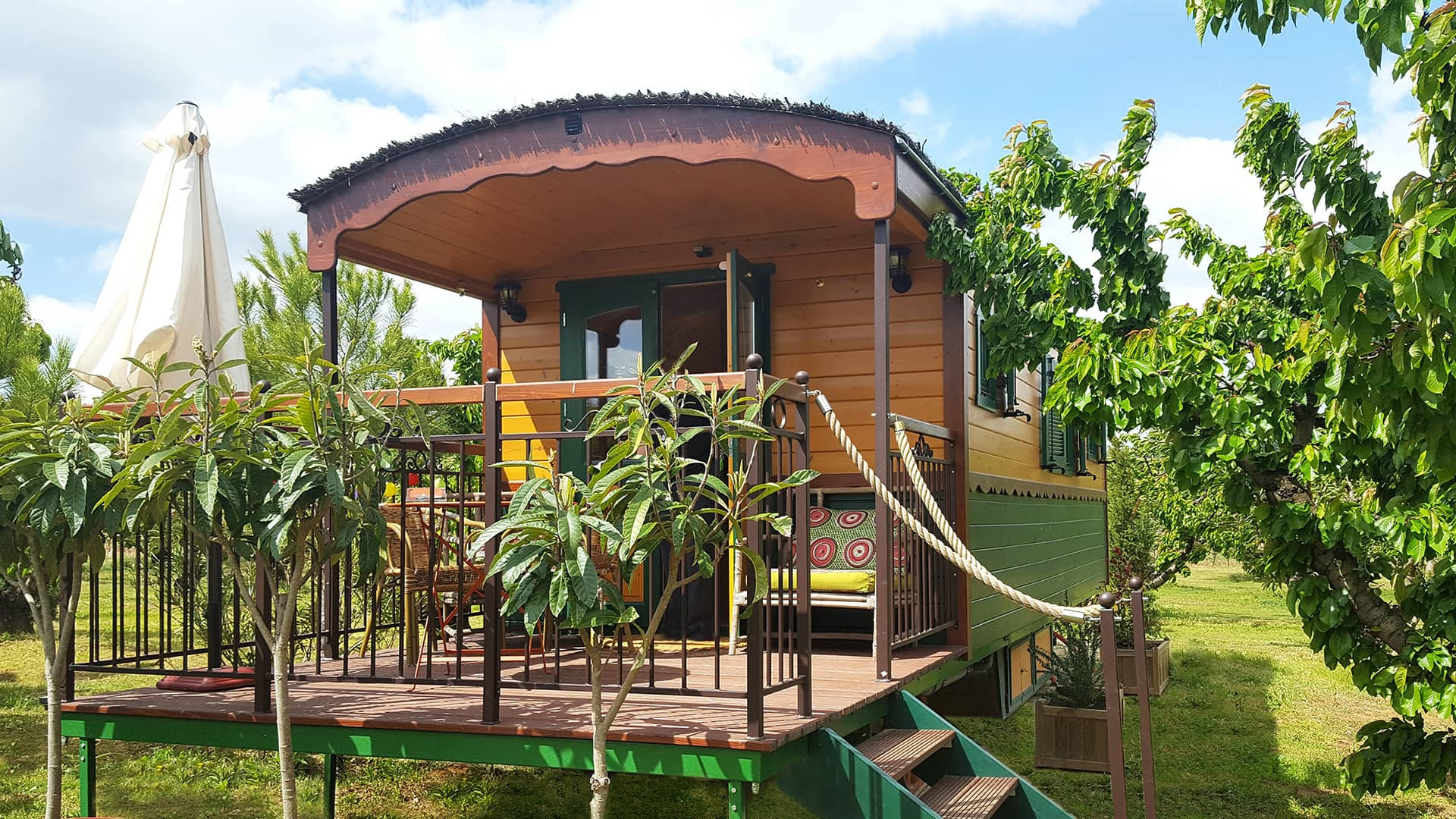 GreenGo Les Piégonnaises - Gites de Charme (2 luxueuses roulottes et la cabane en Drôme Provençale)