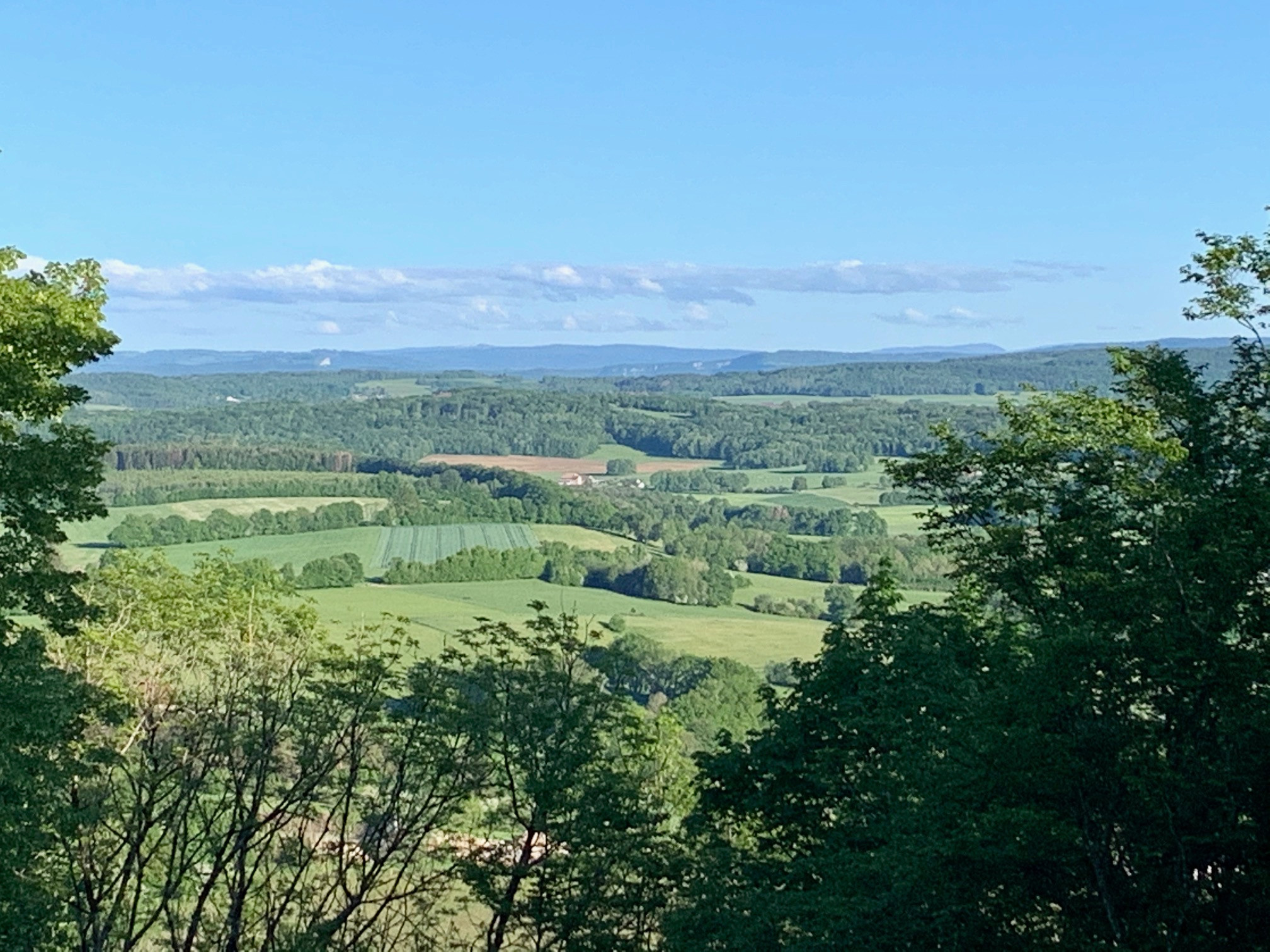 GreenGo La Maison du Fort de Fontain : trois maisons juchées sur un Fort, vue panoramique Montagnes du Jura