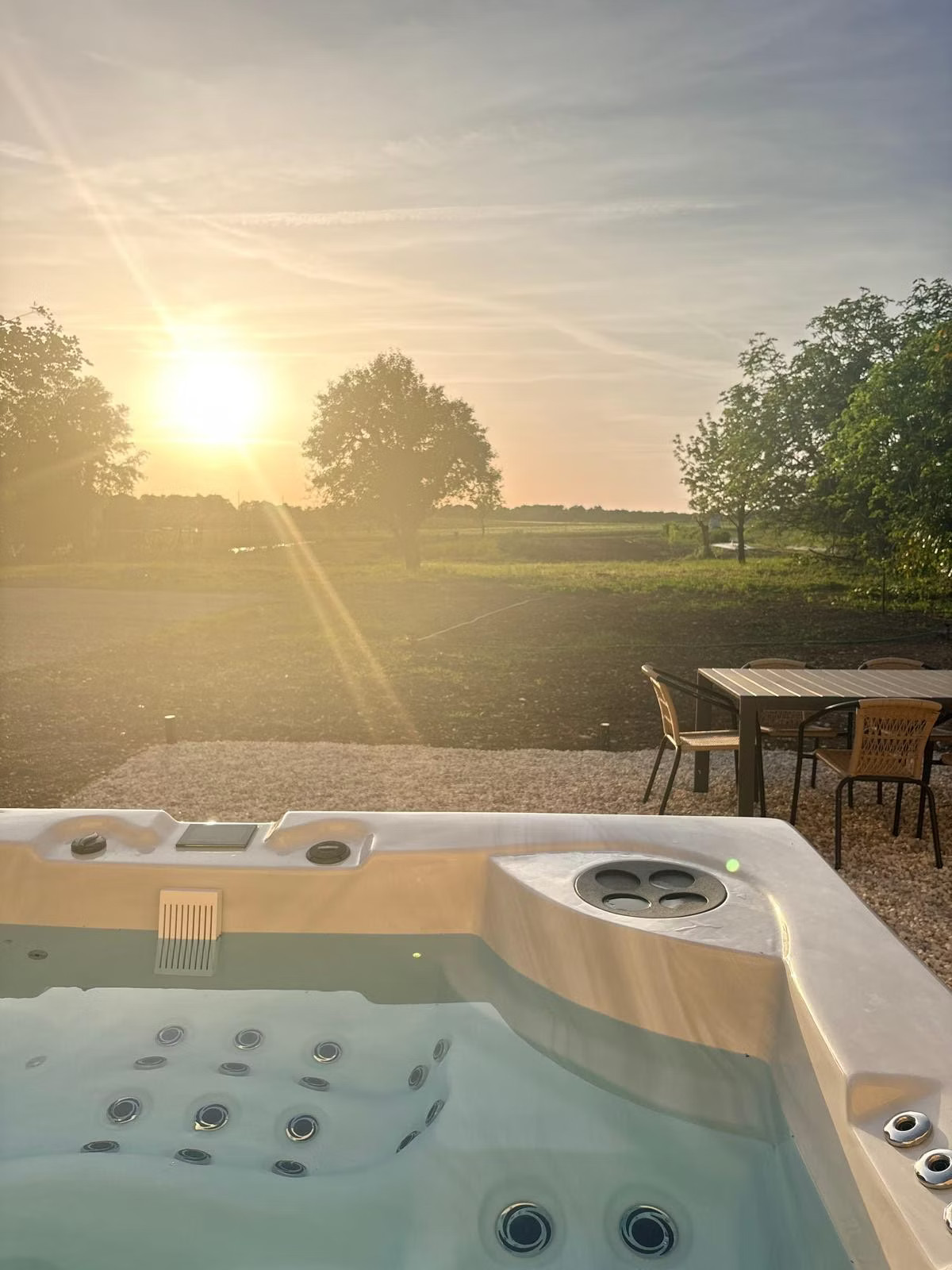 Jacuzzi face au coucher du soleil