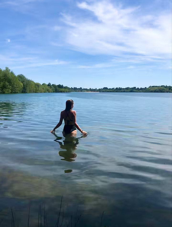 Baignade dans les eaux transparentes du lac