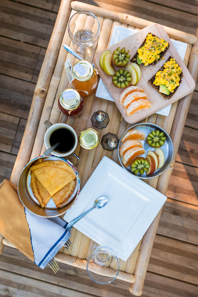 Petit-déjeuner fait maison avec des produits frais
