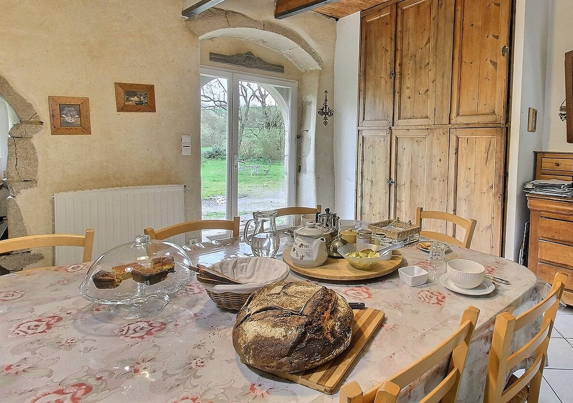 Petit déjeuner avec des produits maison ou locaux