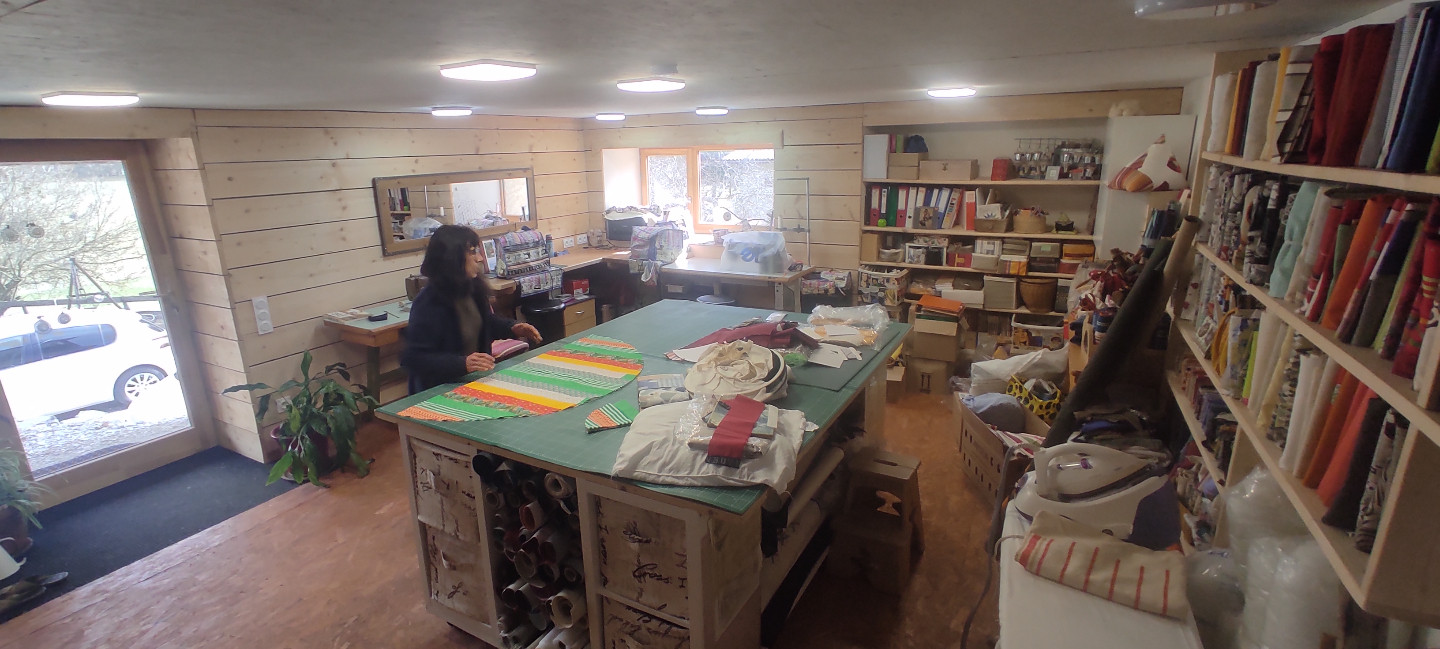 Sur le lieu se trouve un atelier couture animé par une couturière