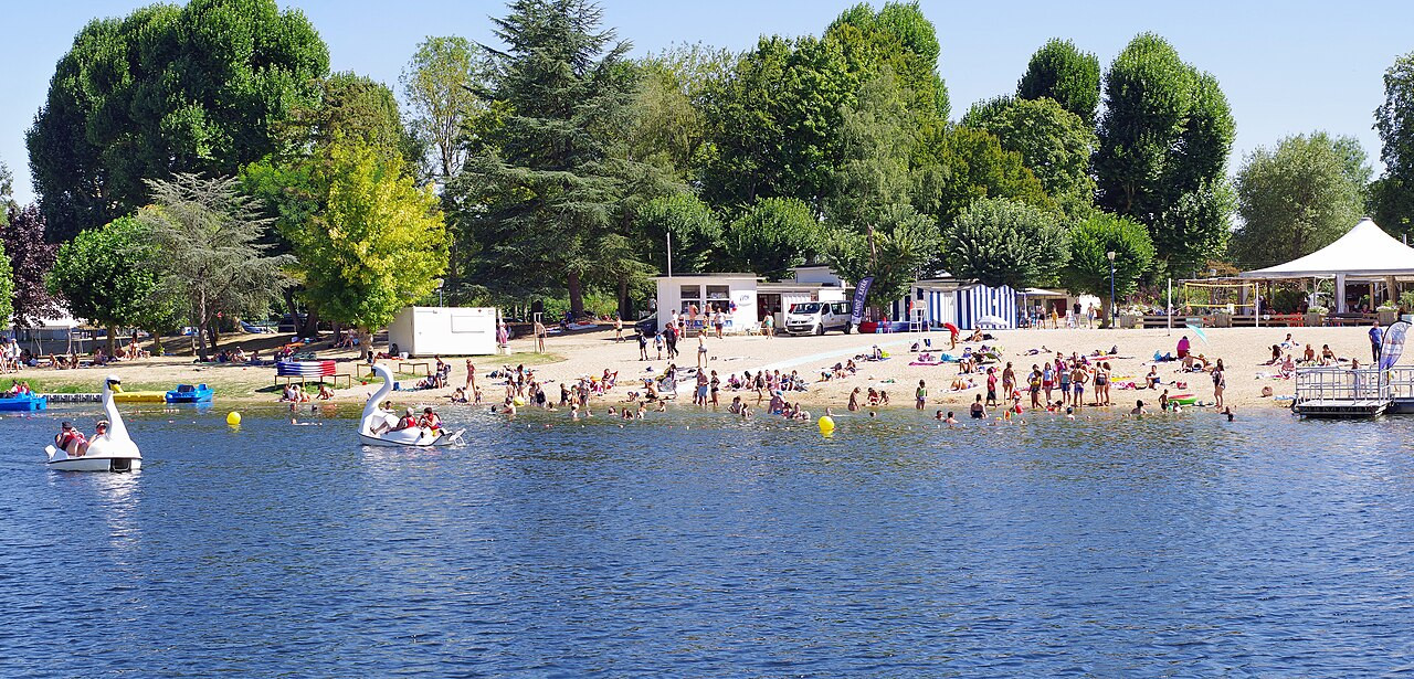 Parc-plage avec canoë, kayak, pédalo, stand up paddle et bar de plage