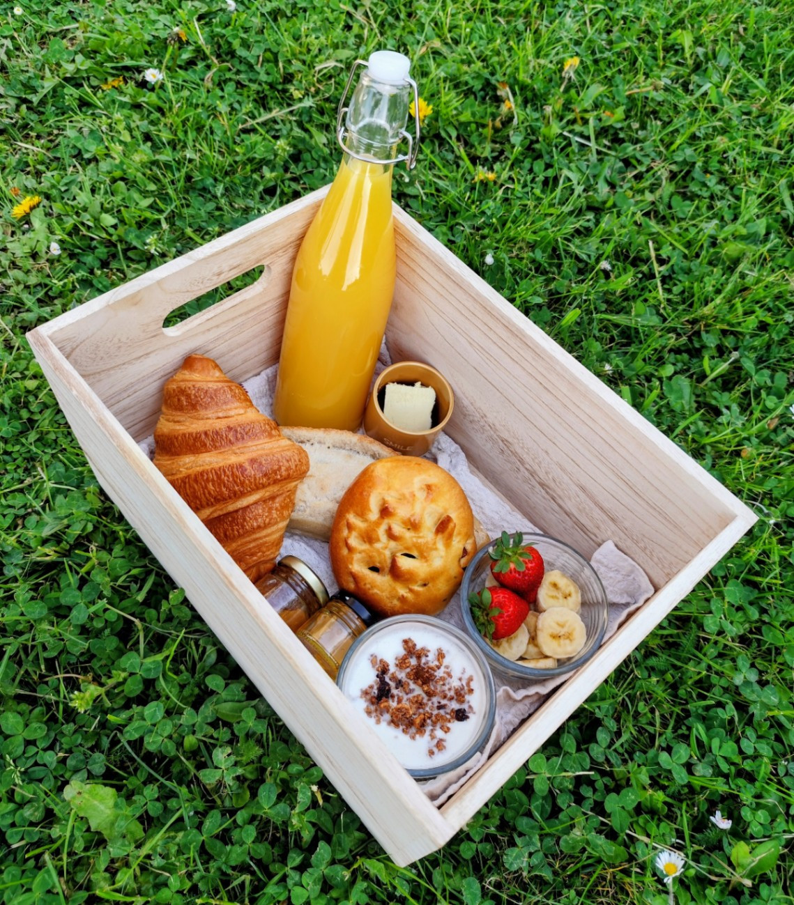 Petit déjeuner frais déposé sur le pas de porte.