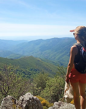 Montagnes, vue et départs de randonnée