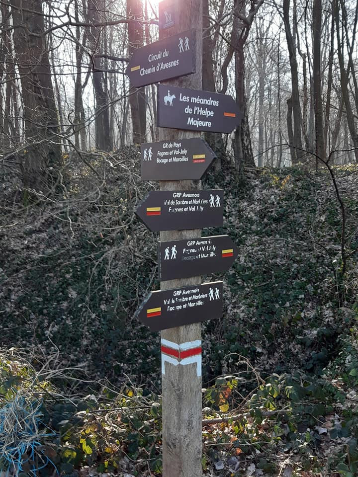 Nombreux chemin de randonnée au départ de La Source de nos Racines