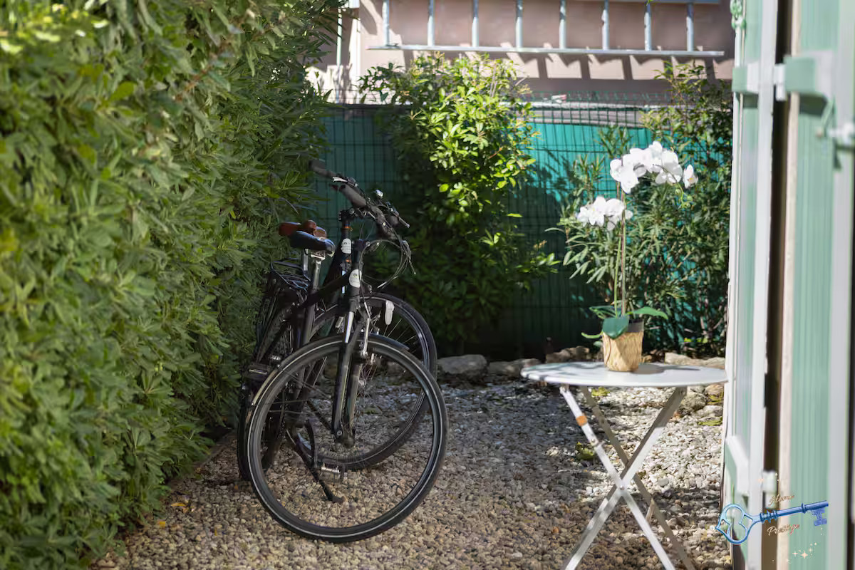 Deux vélos sont à votre disposition dans le cabanon extérieur.