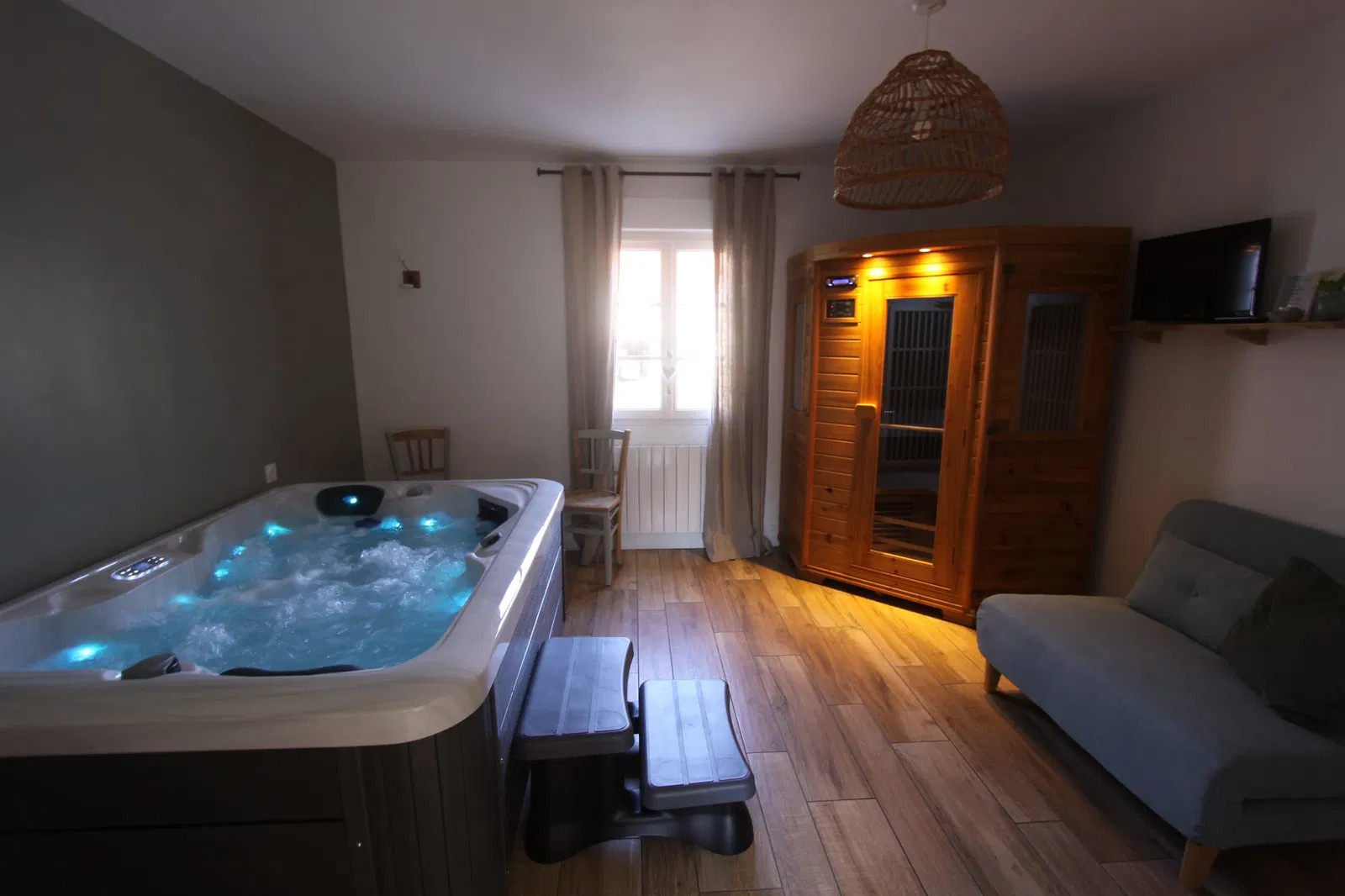 Espace bien être : jacuzzi ET sauna privatif - 2 personnes