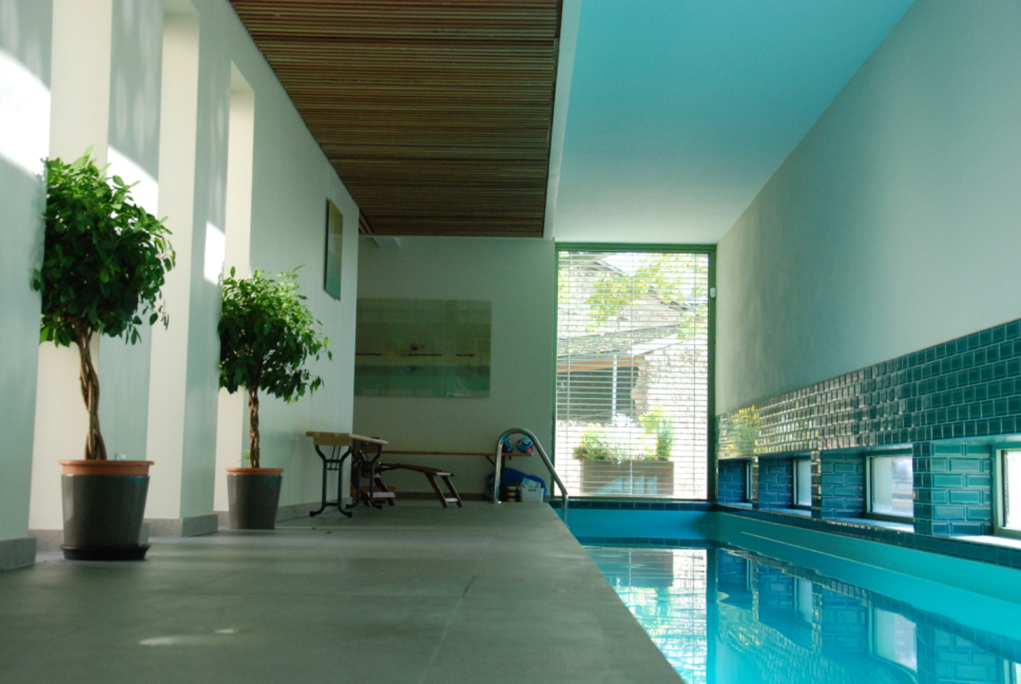 Couloir de nage intérieur et piscine extérieure