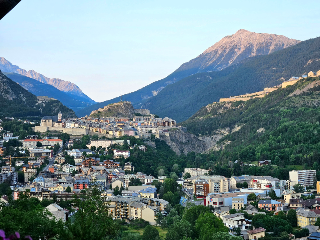 Vue montagnes et sur les forts Vauban de Briançon