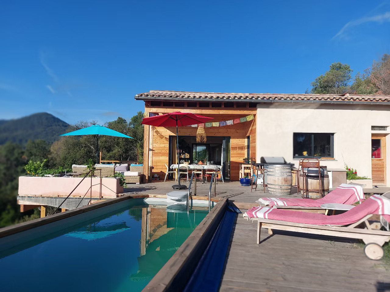 Piscine avec vue sur le massif de l'Estérel
