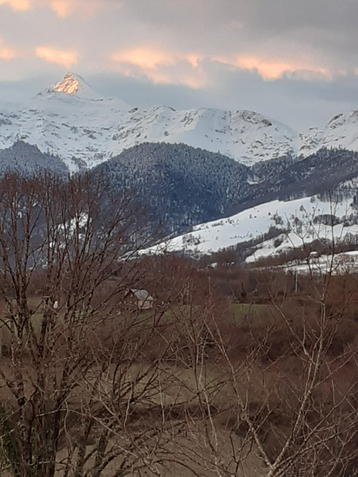 Séjour face aux montagnes