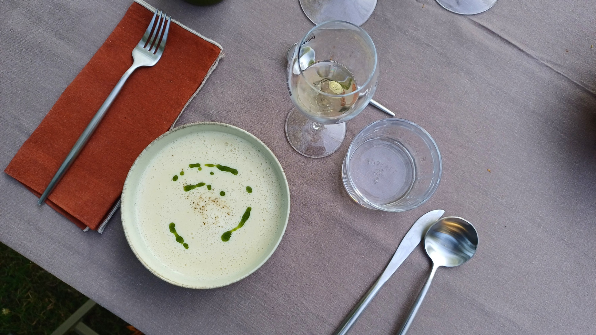 Un délicieux menu à plusieurs plats à base de produits frais de saison