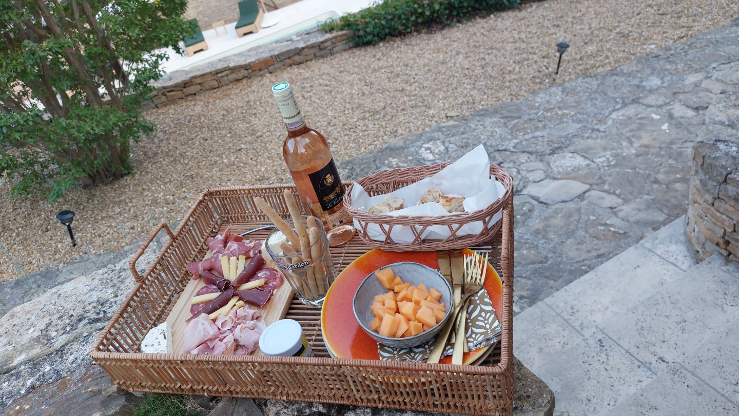 Planche gourmande fromage/charcuterue + bouteille de Bandol