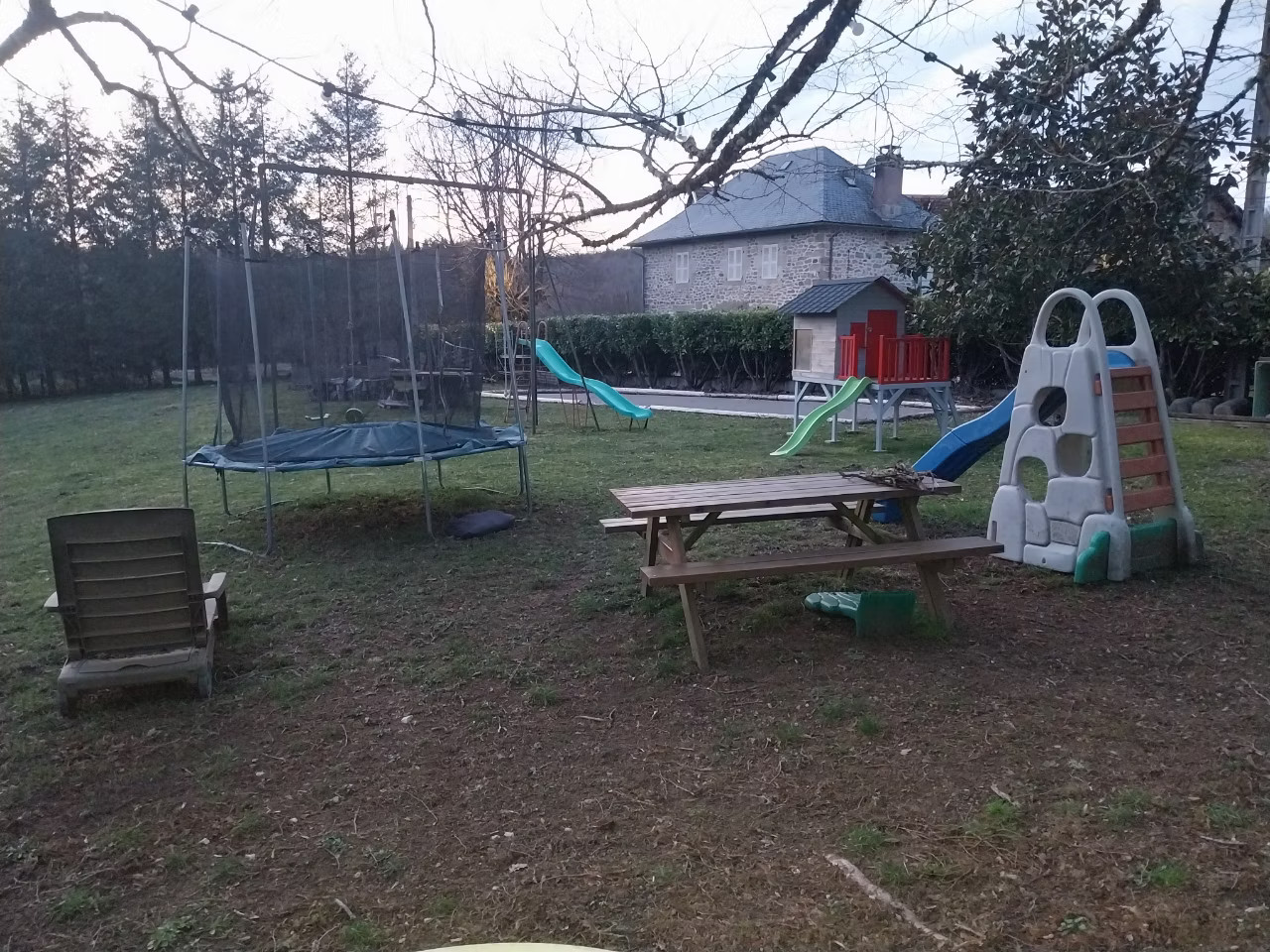 Divers jeux d'extérieurs (balançoires, toboggan, trampoline)