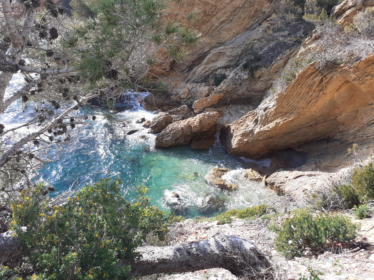 Dans une calanque authentique en bord de mer