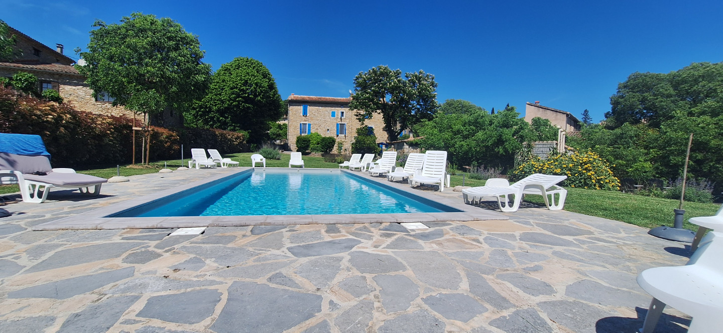 grande piscine sécurisée