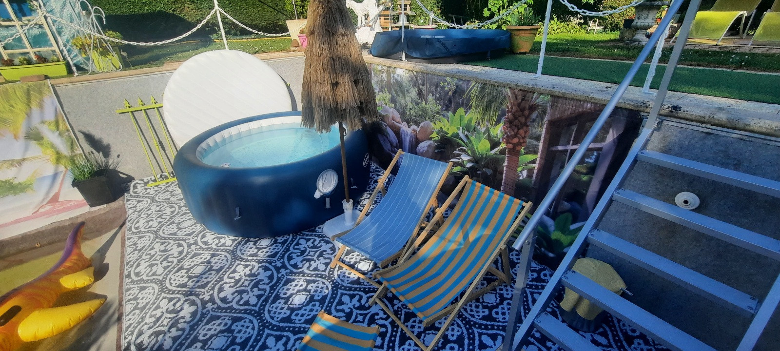 jacuzzi dans une ancienne piscine tres sympa deco