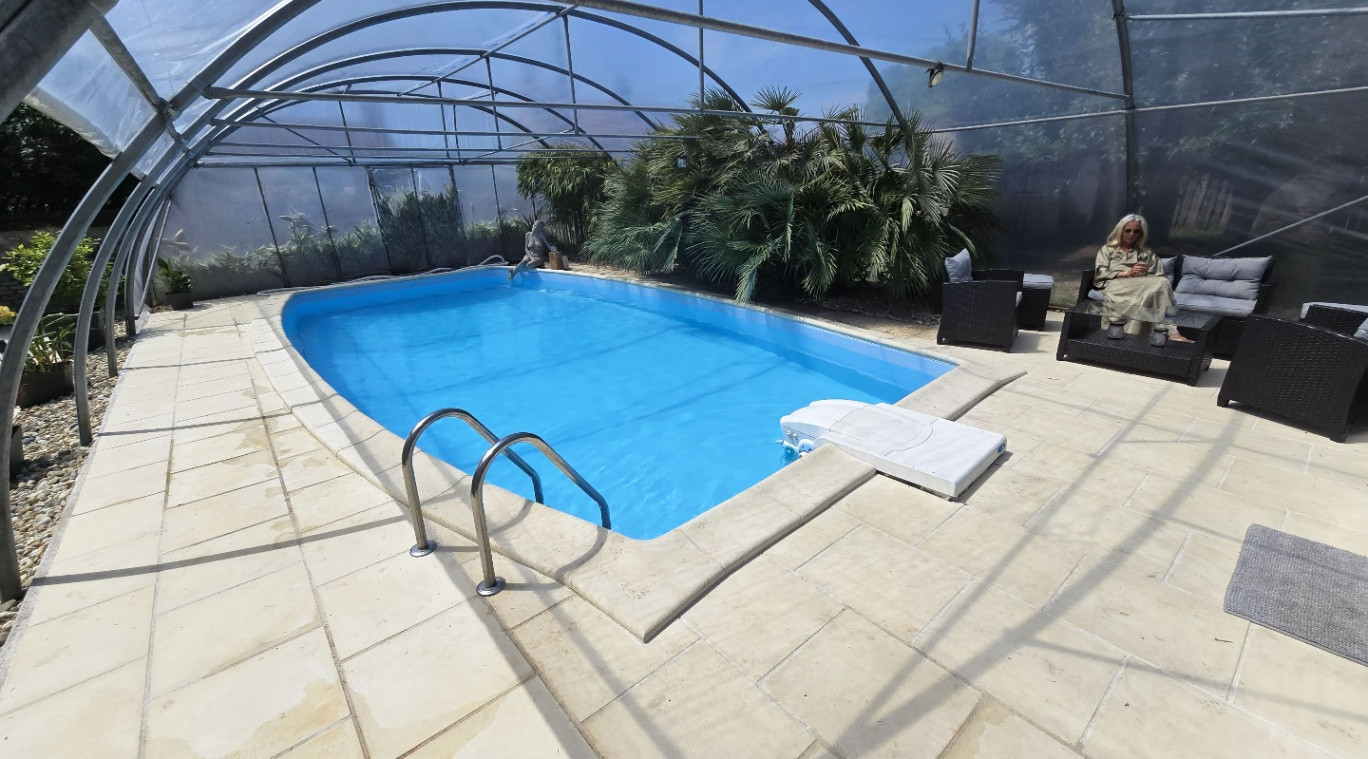 Piscine entourée par une végétation tropicale