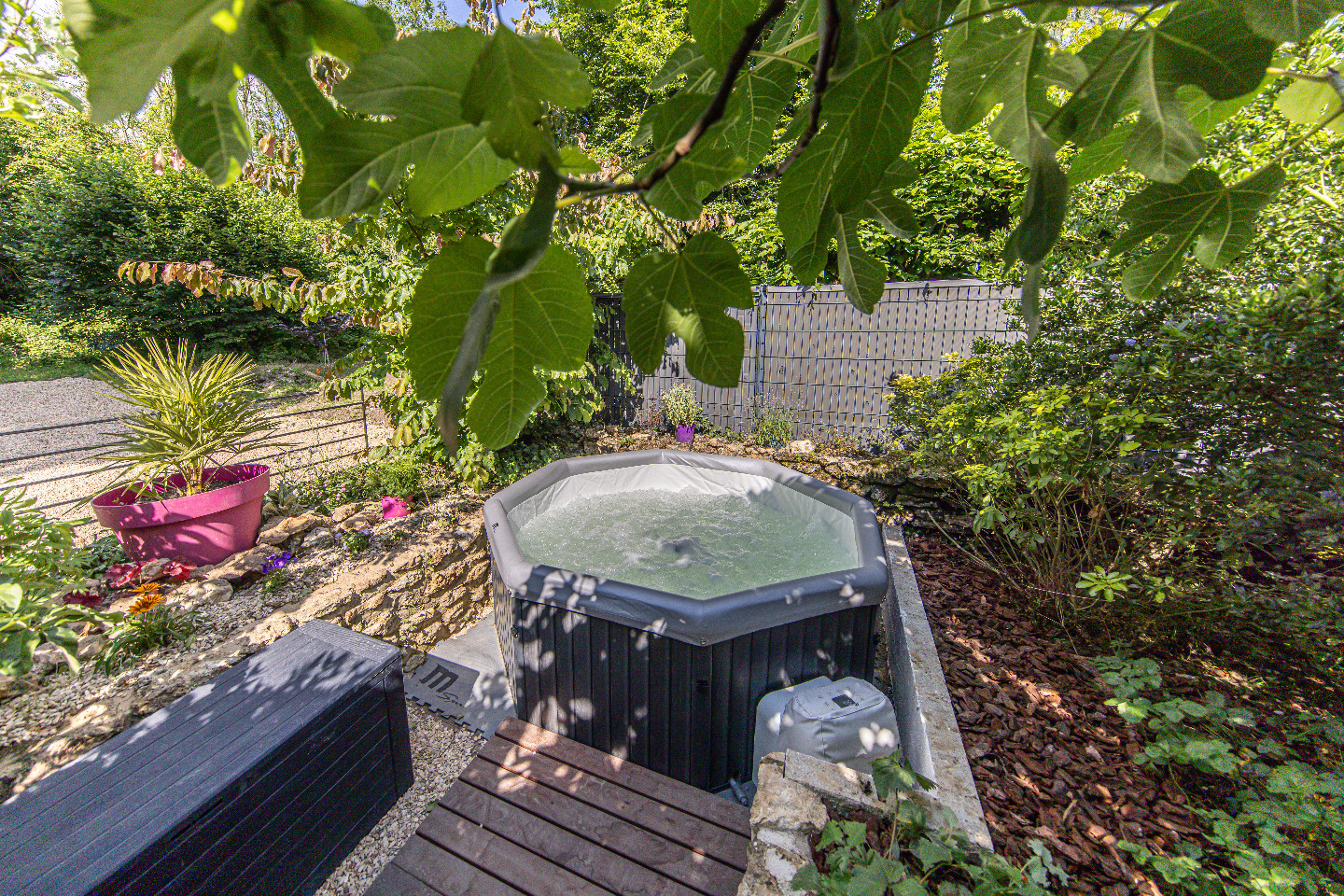 Notre jaccuzi est à votre disposition pour vous détendre (inclus du 1er mai au 1er novembre : hors saison sur demande avec un léger supplément)
