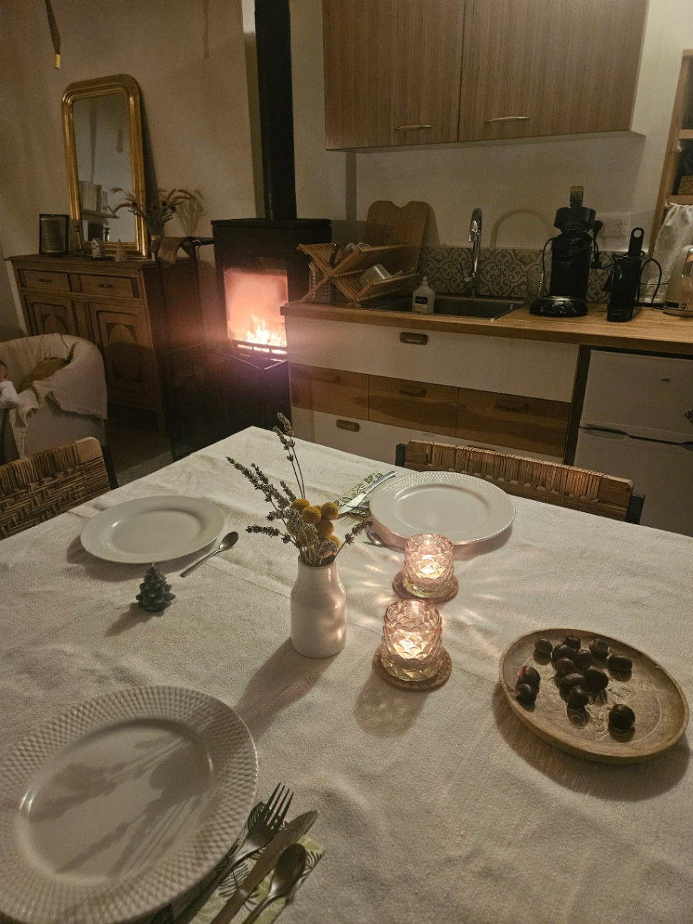 Ambiance cosy auprès du poêle à bois