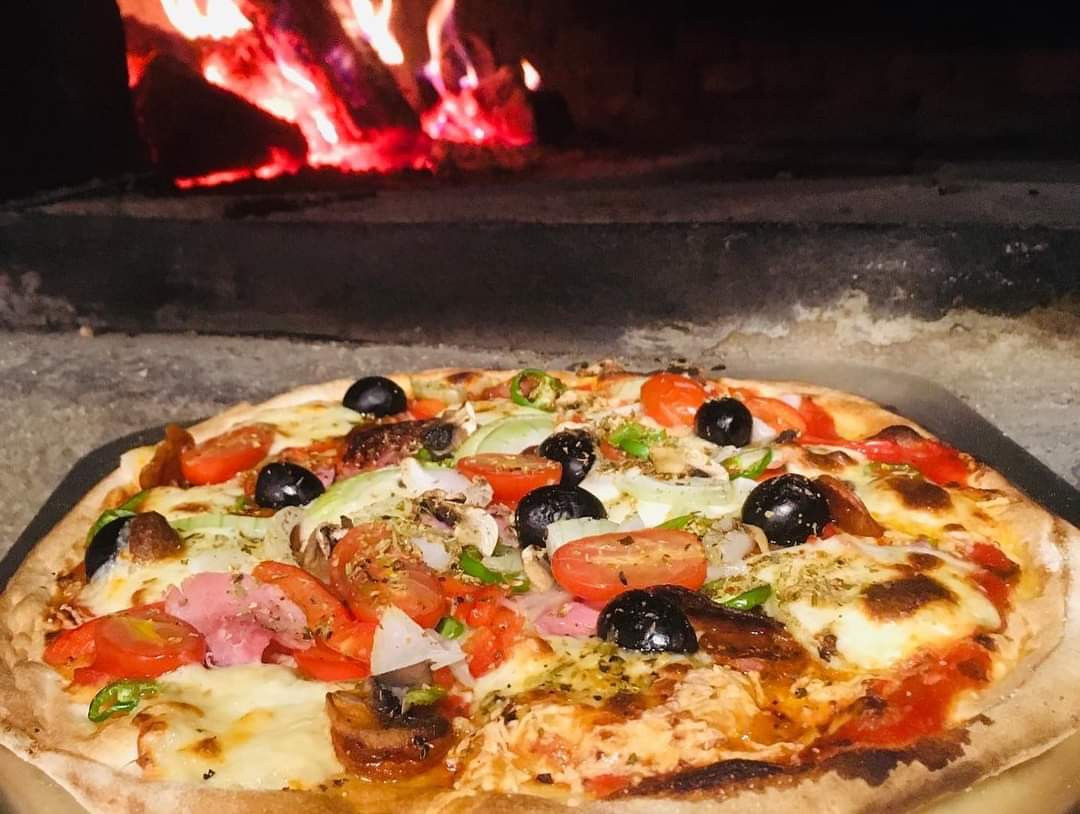 Soirée pizza au feu de bois : partage et rencontre
