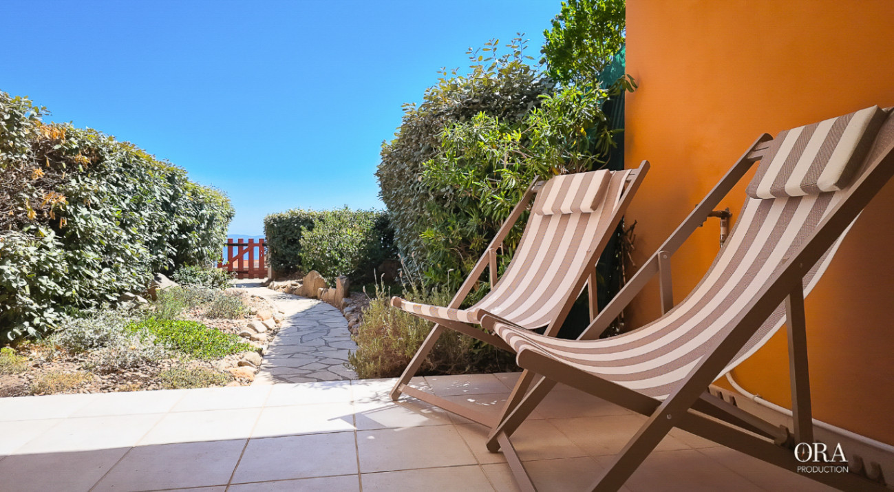 Installé dans un transat avec vue mer!