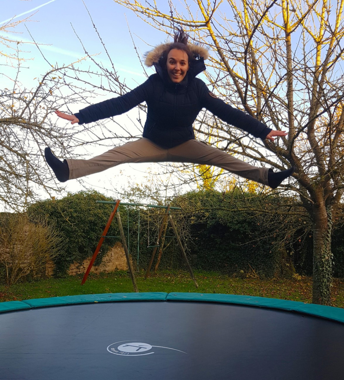 Trampoline, balançoires, buts de foot, jardin