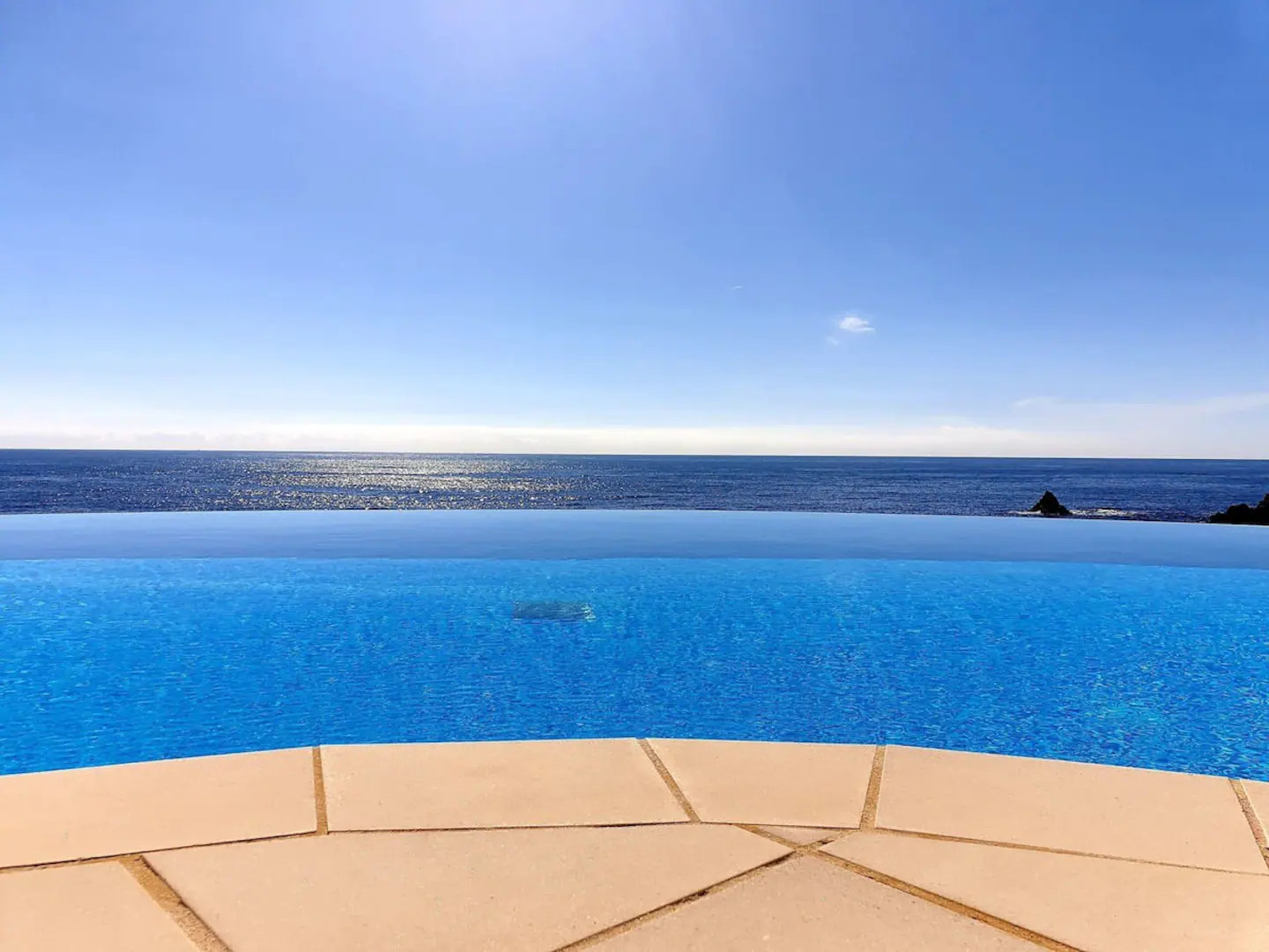 Une piscine à débordement au dessus de la mer