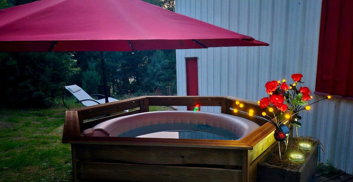 Jacuzzi privatif, installé sur votre terrasse dédiée, éclairée en soirée