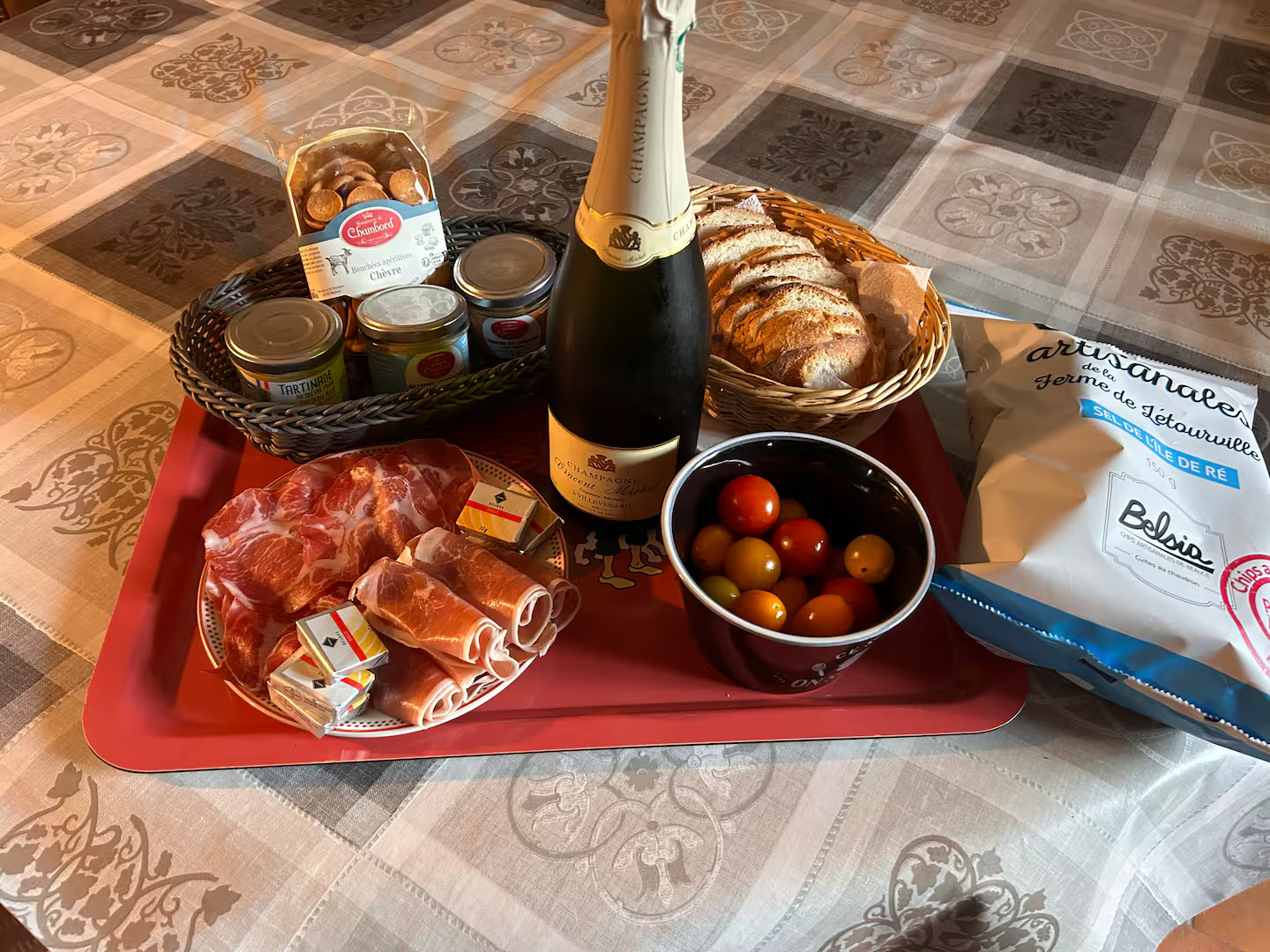 Plateau raclette complet avec prêt appareil en option.Planche apéritif avec produits régionaux.Pierrade trois viandes ou végétarienne.Sur option et réservation
