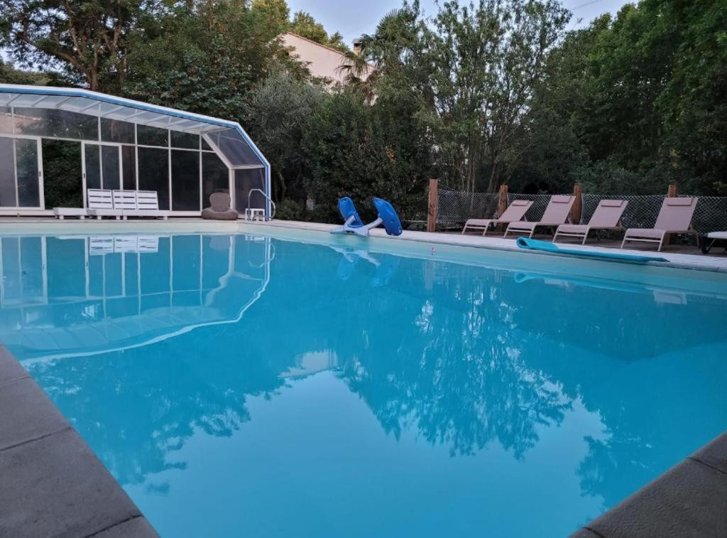 Piscine extérieure partagée