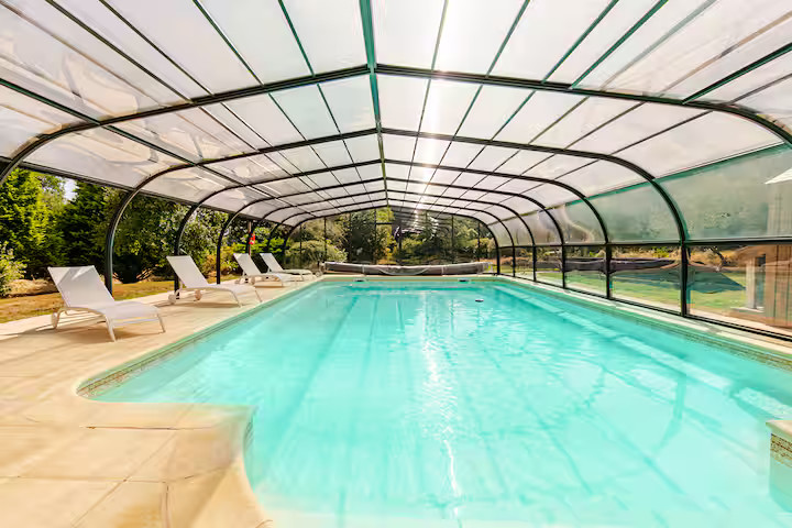 Grande piscine couverte et chauffée (avril-sept)
