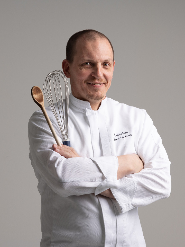 table d'hôtes avec un chef