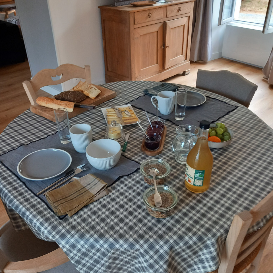 Petit-déjeuner dans la salle à manger ou le jardin