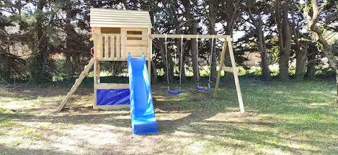 Toboggan et balançoire pour enfants