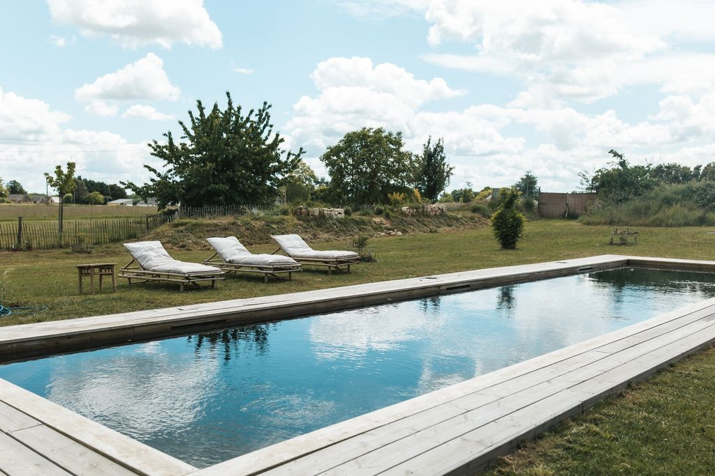 Le Gîte est à côté d'un très grand espace piscine arboré, calme et avec vue sur la campagne.
