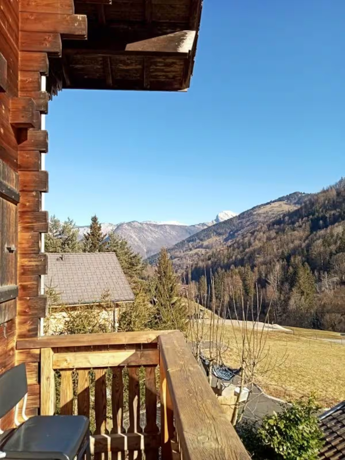 Au milieu des montagnes, à proximité de nombreux sites touristiques autour d'Annecy mais aussi des stations de Manigod, Grand Bornand et La Clusaz.