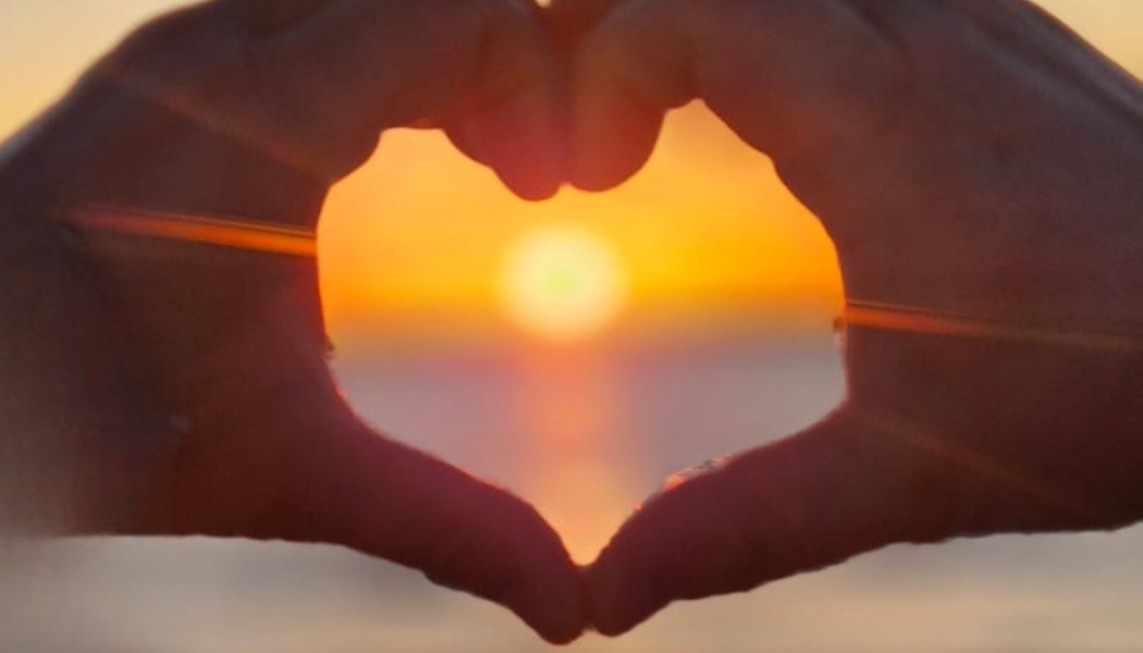 Parenthèse romantique : bulles de douceur au bord de la mer