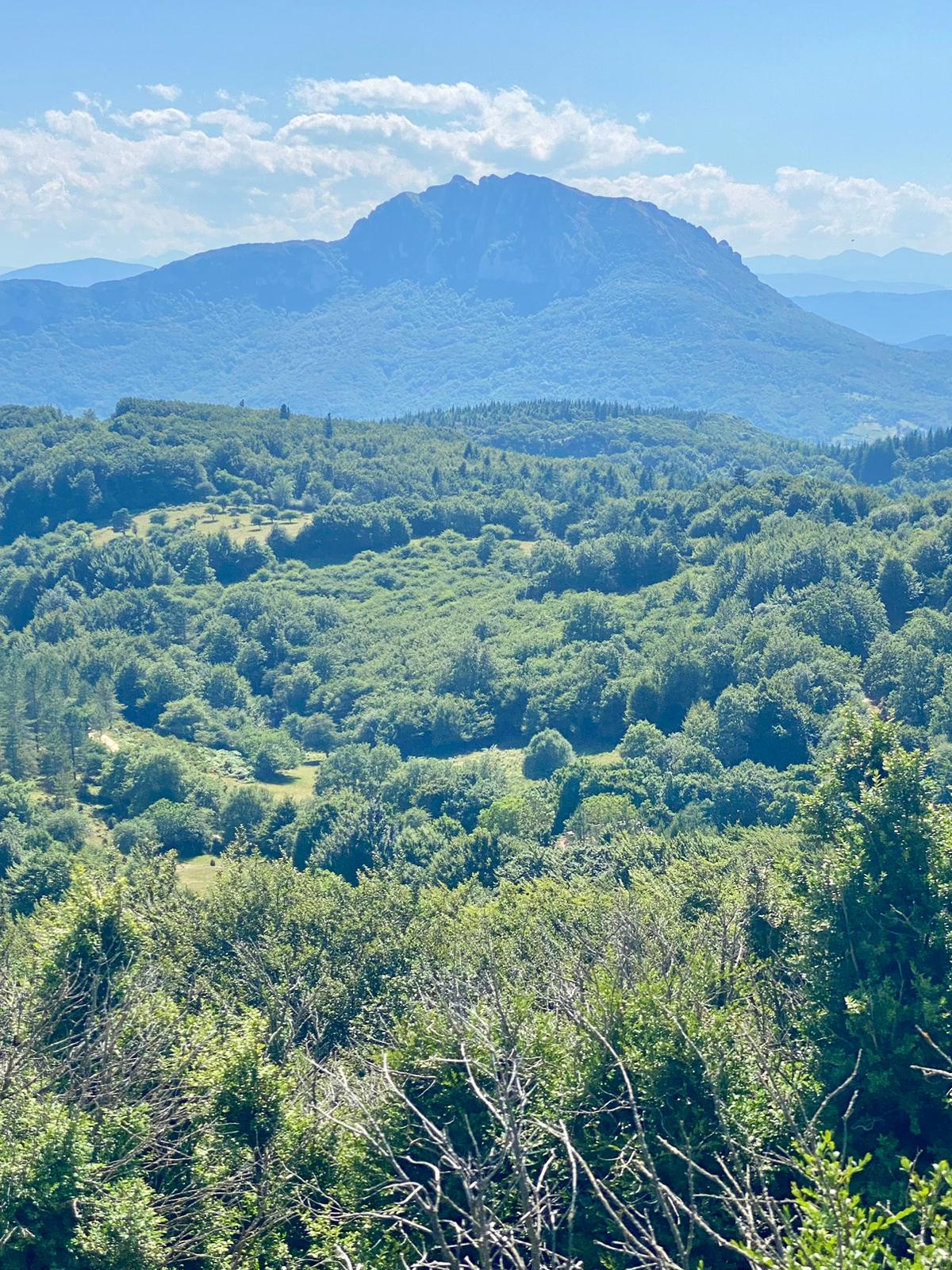 Isolé en montagne, au départ de rando