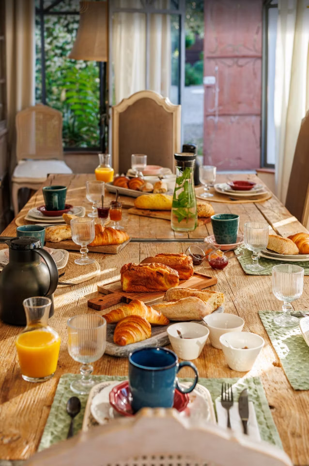 Chaque matin, nous proposons un petit-déjeuner gourmand mettant à l'honneur les saveurs locales, les produits de saison et les plaisirs simples qui font la réputation de notre région.